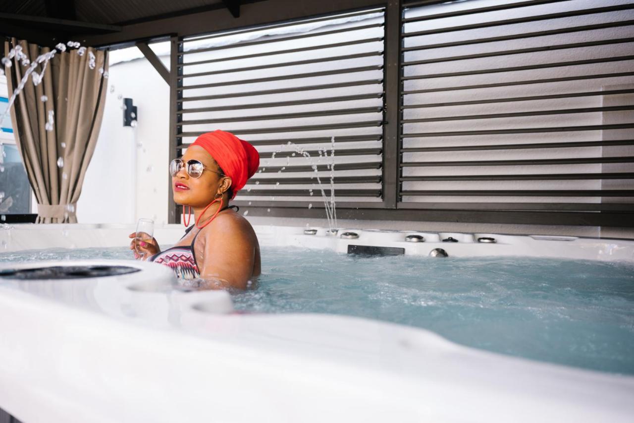 Deluxe Studios With Spa Included Portsmouth Exterior foto